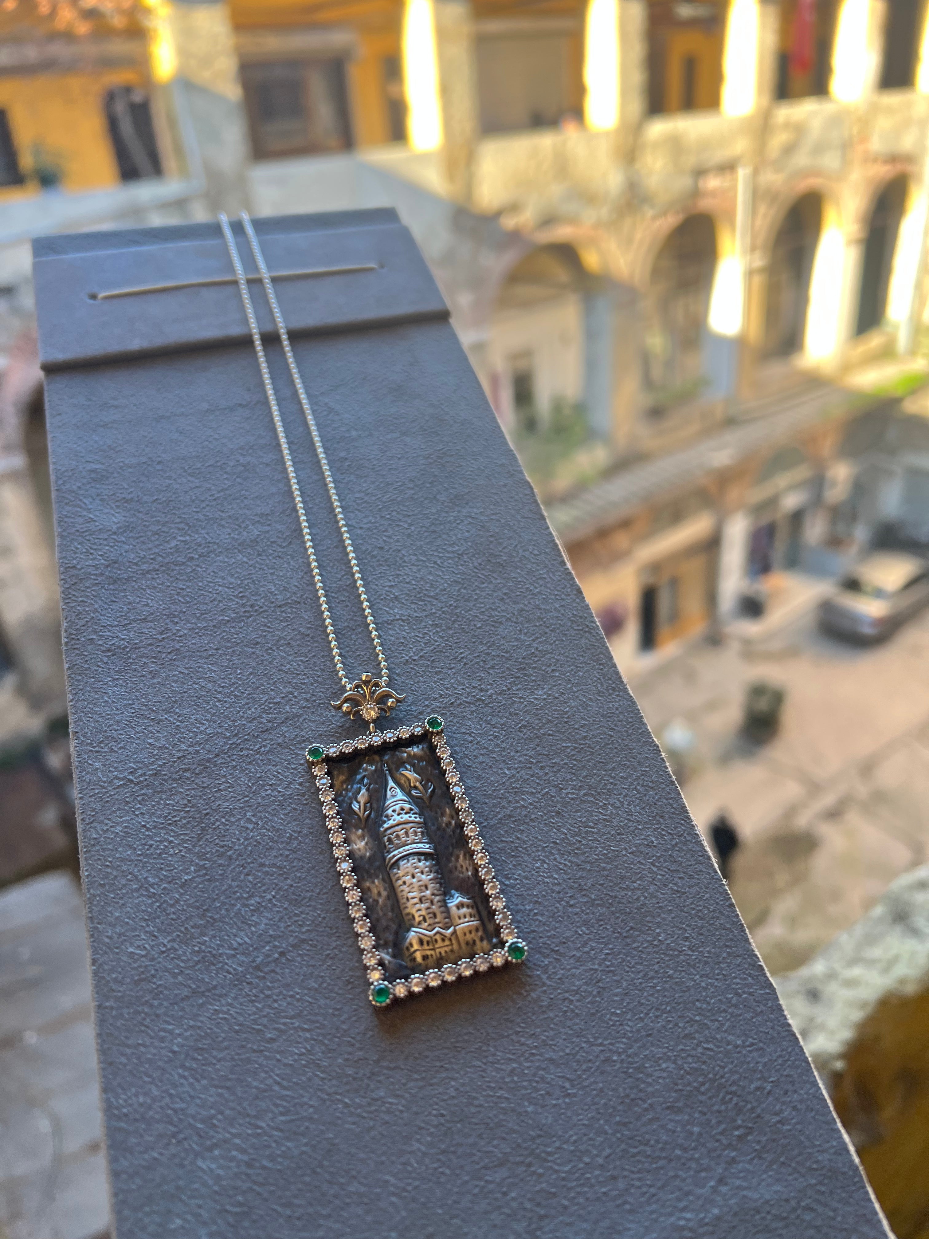 Galata Kulesi Taşlı Madalyon Kolye