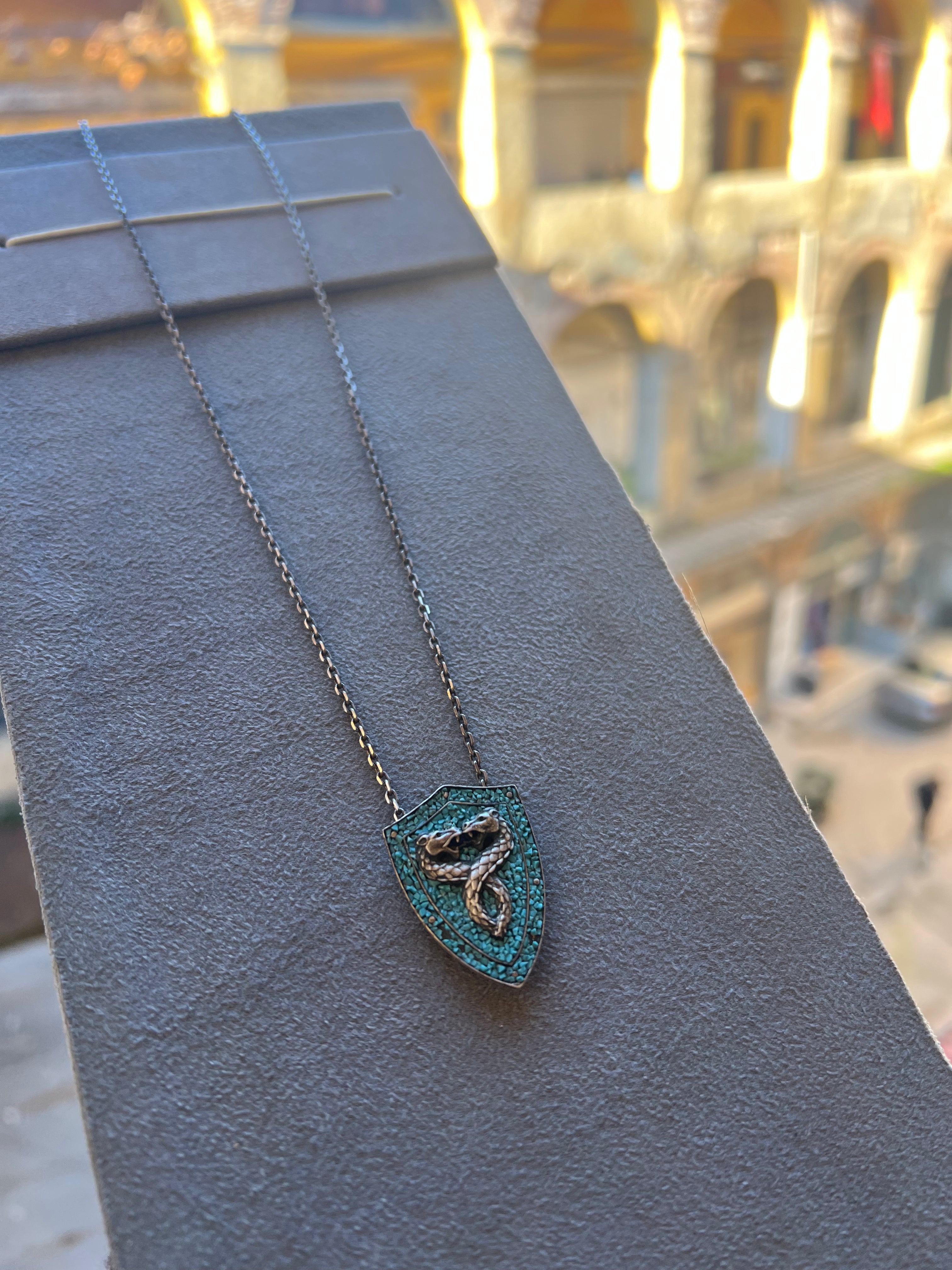 Yılan Figürlü Mozaik Kalkan Kolye