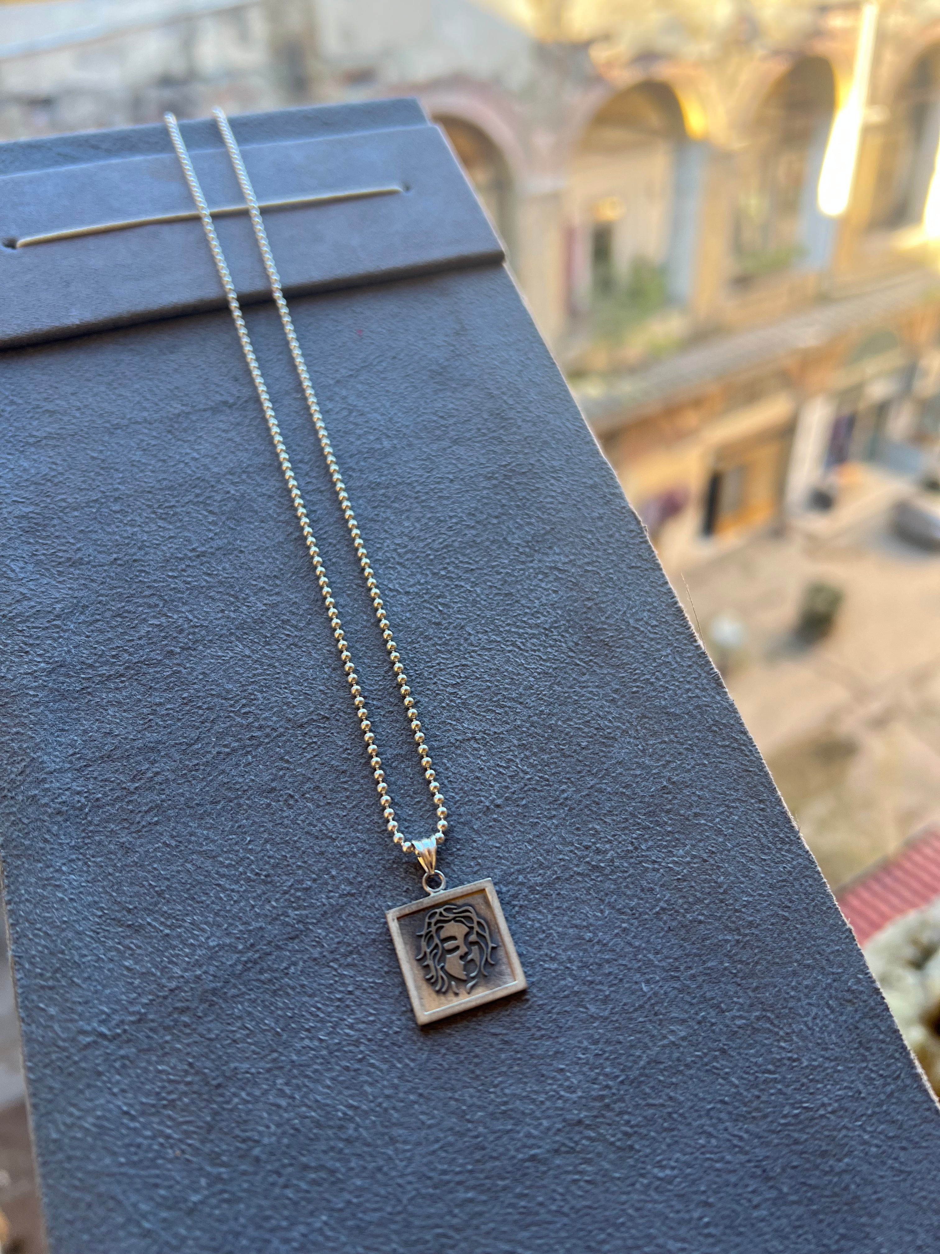 Kadın Figürlü Madalyon Kolye